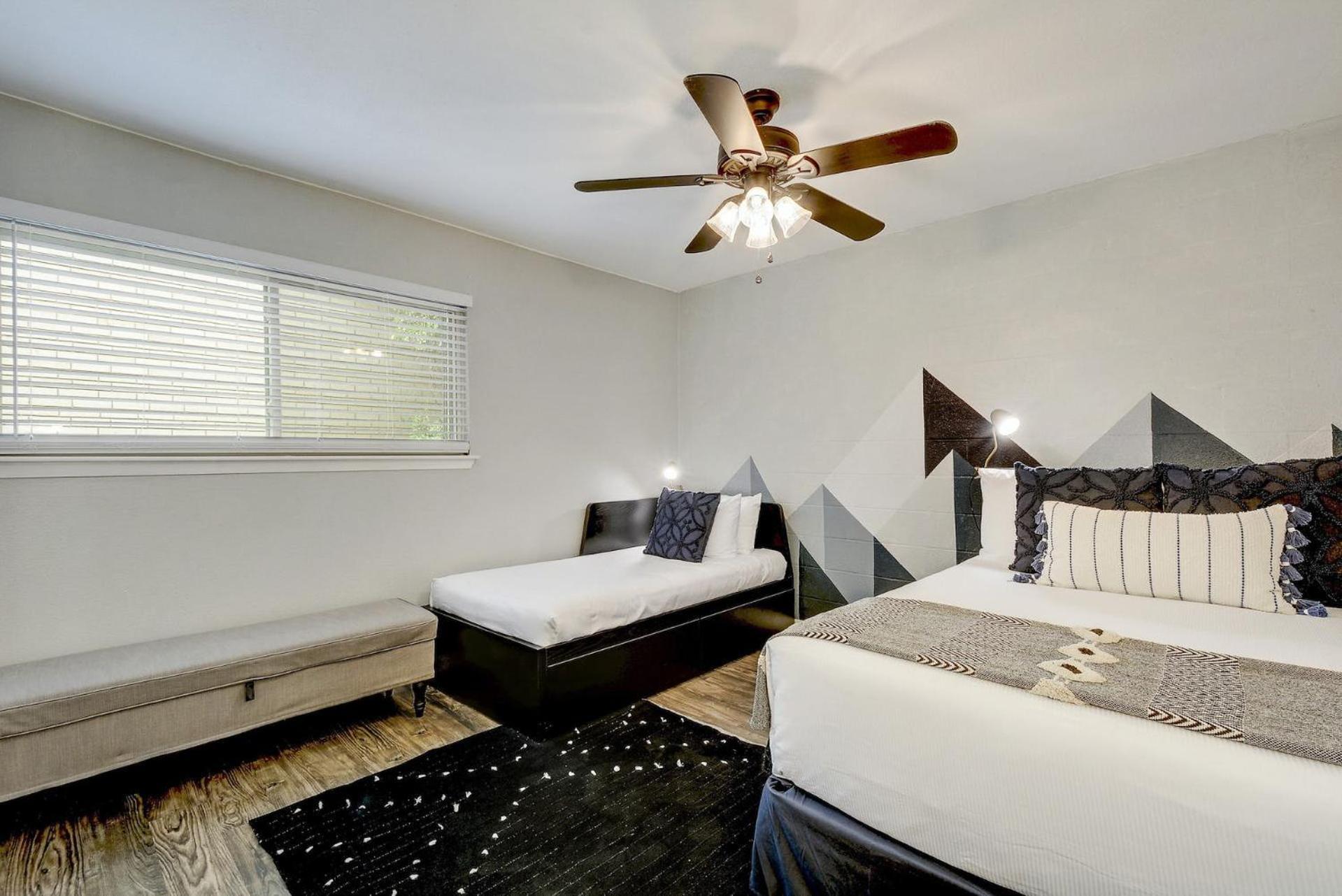Artsy Space In Travis Heights With Shared Pool - Ash! Austin Exterior photo