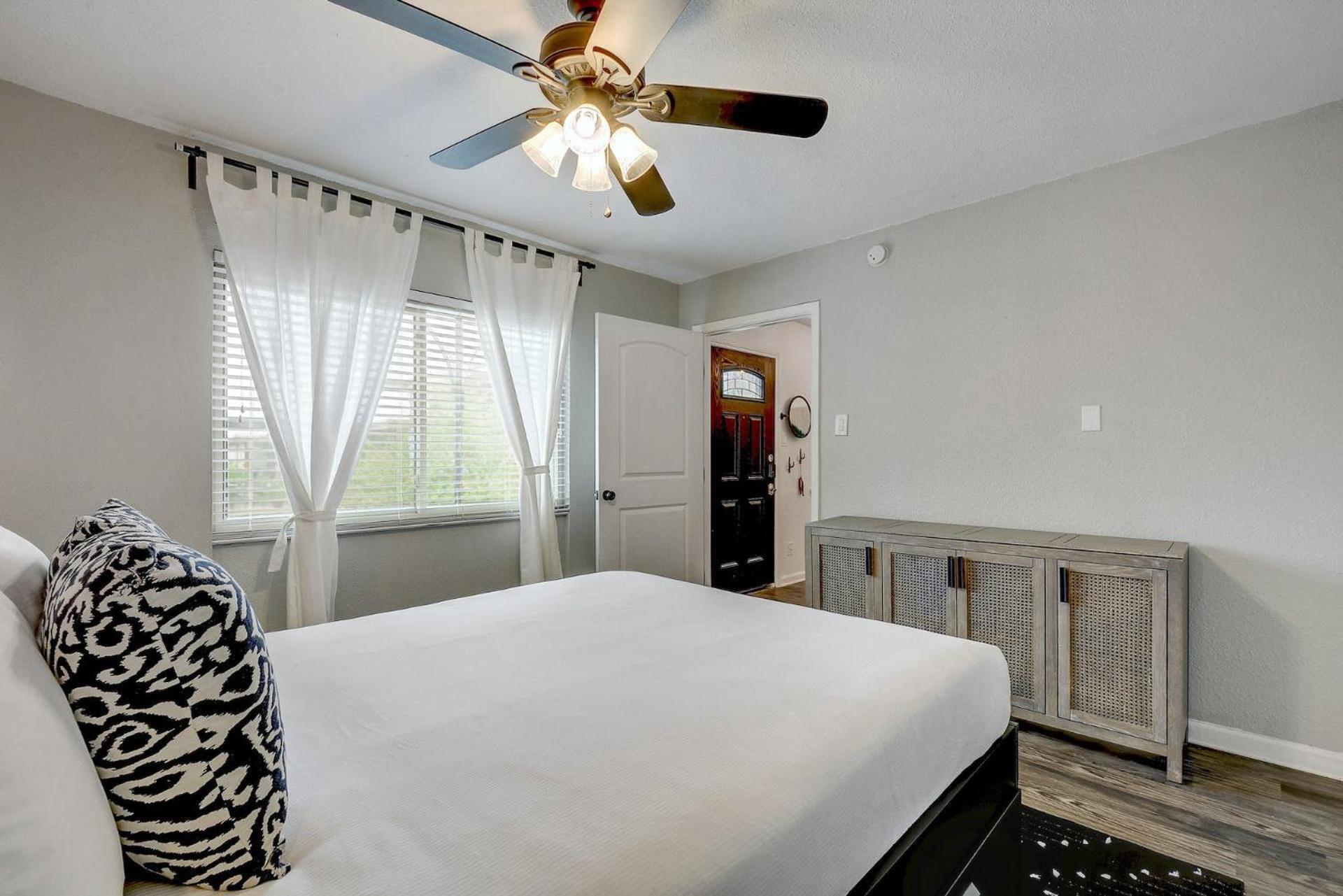 Artsy Space In Travis Heights With Shared Pool - Ash! Austin Exterior photo