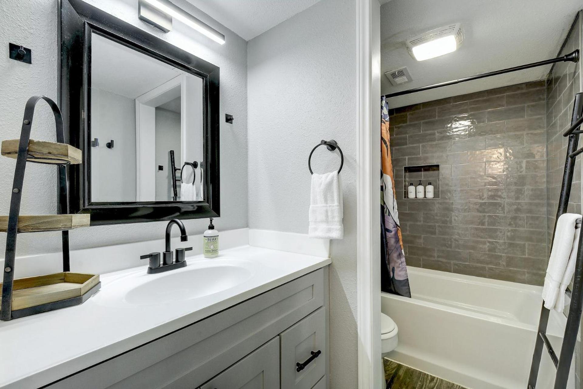 Artsy Space In Travis Heights With Shared Pool - Ash! Austin Exterior photo